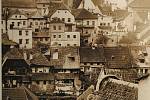 Ve spolupráci s Museem Fotoateliér Seidel připravilo centrum desítky fotografií z doby Schieleho života (1890-1918). Na snímku fortna, Parkán a kostel sv. Víta.