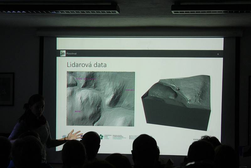 Lidarová data převedená na 3D model krajiny bez vegetace. Lidar znamená Light Detection And Ranging a jde o mapování pomocí laseru.