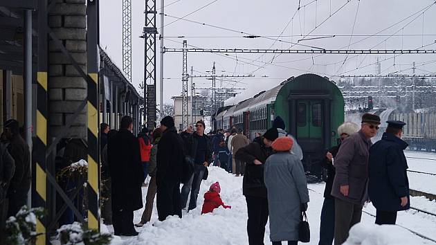 Také některé zastávky na Českokrumlovsku mají zavřené čekárny. Cestující tedy musejí stát venku v zimě.