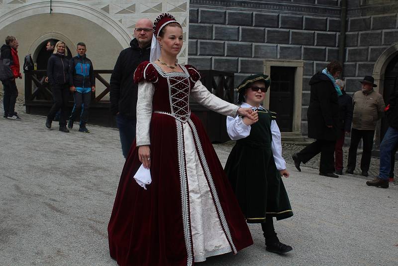 Historický kostýmovaný průvod v sobotu slavnostně zahájil zámeckou sezónu v Českém Krumlově.