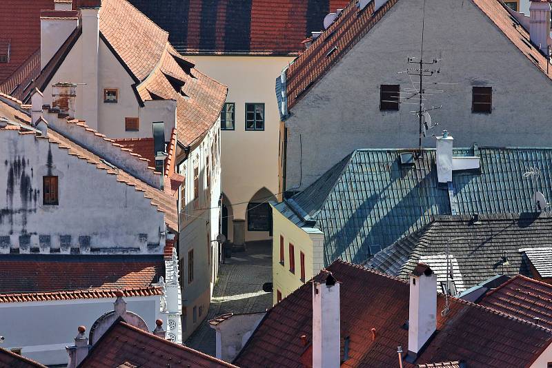 Celosvětová empidemie koronaviru vylidnila i centrum Českého Krumlova, které je běžně zaplaveno turisty.