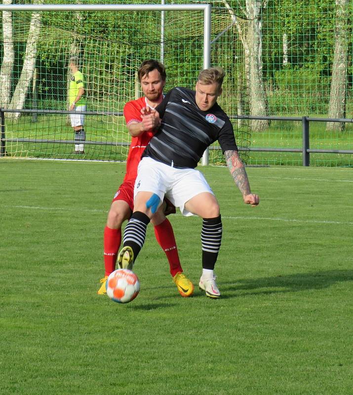 kapličtí fotbalisté (v černých dresech) doma nečekaně zaváhali s Netolicemi a předposlednímu týmu I. A třídy sk. A podlehli 1:2.