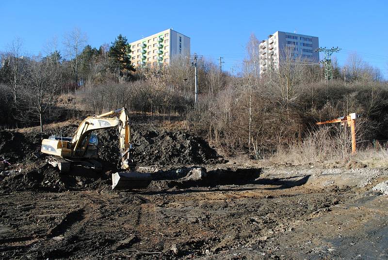 Z bývalé Jitony v Českém Krumlově U Trojice už nezbylo nic. V lednu 2022 pokračovala příprava staveniště nové obytné čtvrti Krumlovský Vltavín.