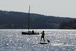 Sluníčko na druhý květnový svátek na Lipno přilákalo stovky lidí.