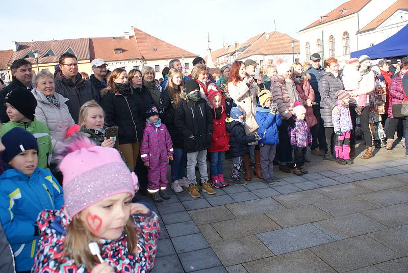 Masopustní muzika a vůně zabijačkových pochoutek se nesly kaplickým náměstím.