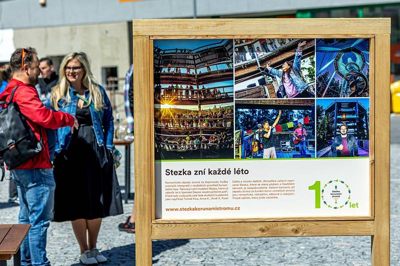 Stezka korunami stromů přichystala dvě novinky: lanovou síť ve výšce dvaceti metrů nad zemí, po které lze volně přejít, a fotografickou výstavu mapující výstavbu Stezky.