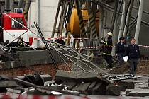 Při zhroucení ocelové konstrukce v omlenickém zemědělském areálu zahynuli dva lidé.