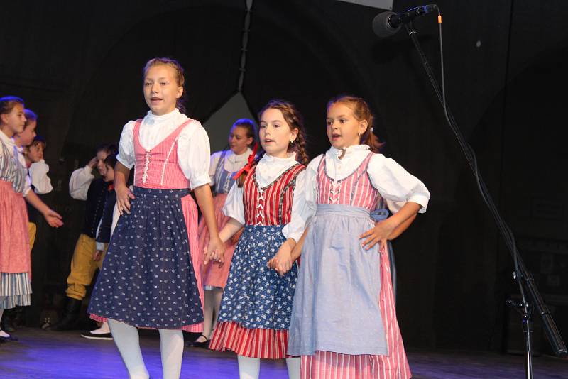 Mezinárodní folklórní festival uzavřela vystoupení domácích souborů Jitřenka a Růže.