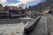Českým Krumlovem teče kolem 50 kubíků vody. Na prodloužený víkend Povodí průtok sníží na 20 m3/s z Vyššího Brodu.