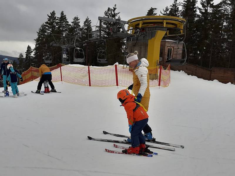 Ve Skiareálu Lipno zahájili v neděli 5. prosince 2021 další lyžařskou sezónu.