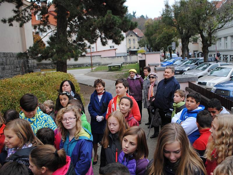 Školáci s občany města, starostou a ředitelem školy uctili památku T. G. Masaryka a vzniku Československa.