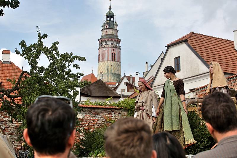 Do českokrumlovské Pivovarské zahrady se o víkendu nastěhovala pravěká kupecká osada.