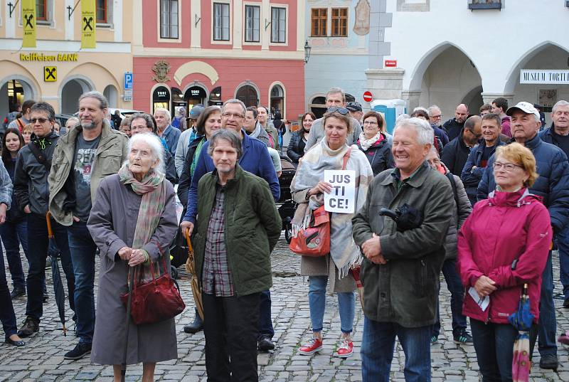 Dvakrát víc lidí než minule přišlo na krumlovské náměstí Svornosti vzkázat premiérovi, že už toho bylo dost.