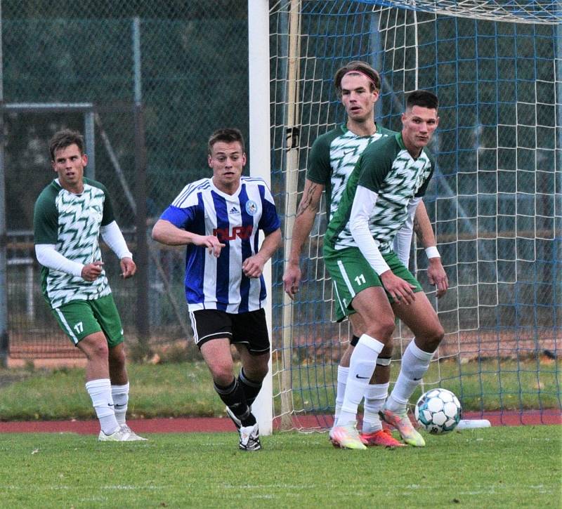 Českokrumlovští fotbalisté (v zelenobílém) potvrdili v Blatné roli favorita a poslední tým krajského přeboru deklasovali 7:0.