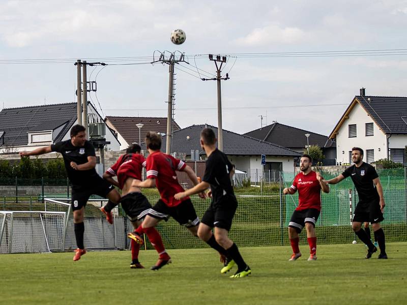 Fotbalisté Dolního Dvořiště (v černých dresech) v generálce porazili Větřní 5:1.