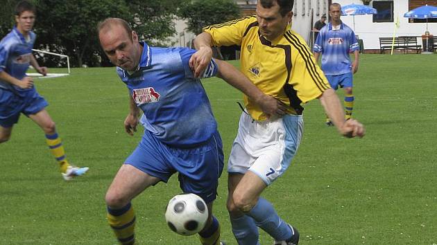 Okresní přebor - 20. kolo: Zlatá Koruna - Kájov 2:4 (zleva v souboji hostující David Čábela a domácí Jaroslav Klein).