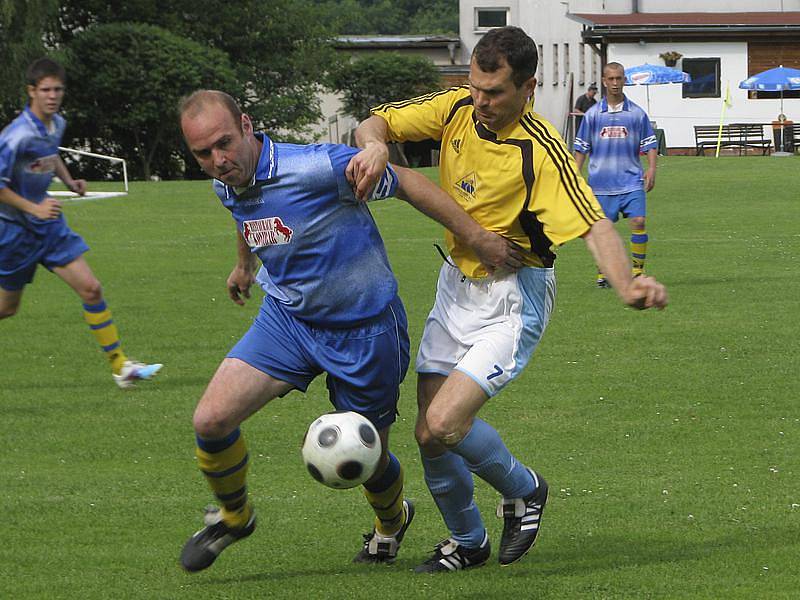 Okresní přebor - 20. kolo: Zlatá Koruna - Kájov 2:4 (zleva v souboji hostující David Čábela a domácí Jaroslav Klein).