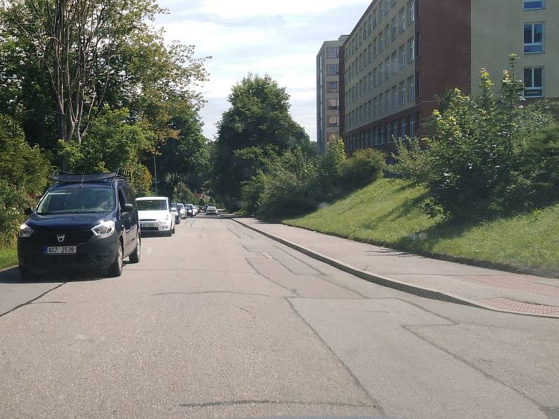 Řetězová nehoda na hlavním tahu Českým Krumlovem, v ulici Pod Kamenem, zkomplikovala provoz. Osobní auta město musela projíždět kolem Vyšehradu.