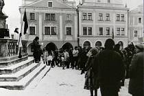 Také v Českém Krumlově se před dvaceti lety shromažďovali občané na náměstí.