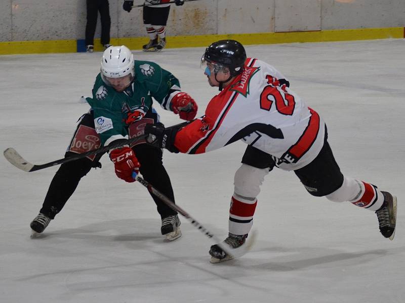 2. finále: HC Slavoj Český Krumlov (zelené dresy) - HC Strakonice 7:3 (0:1, 4:1, 3:1).