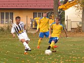 Oblastní I.B třída (skupina A) - 11. kolo: TJ Blesk Klikov (žluté dresy) - FK Spartak Kaplice 5:1 (4:0).