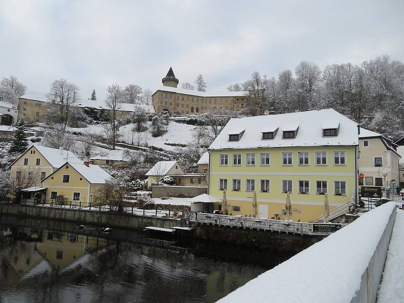 První sněhová nadílka a první adventní neděle v Rožmberku nad Vltavou.