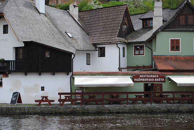 Hospodské zahrádky jsou první den otevřené i v Českém Krumlově. Většina hospod a kaváren ale měla 17. 5. 2021 zavřeno.