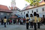 Slavnostním ranním ceremoniálem vztyčování gardových praporů na strážnici zahájili českokrumlovští granátníci Svatováclavské slavnosti 2018.