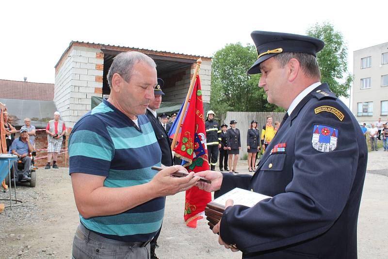 Novou zbrojnici si mohli v sobotu po otevření všichni zájemci prohlédnout. U slavnostní příležitosti byli oceněni zasloužilí členové SDH Dolní Dvořiště.