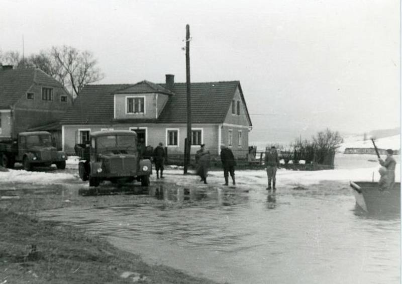 Frymburák Josef Junek zachytil napouštění lipenské přehrady. Únorové tání v r. 1958 zalilo i několik stále obydlených domů v zátopovém pásmu.