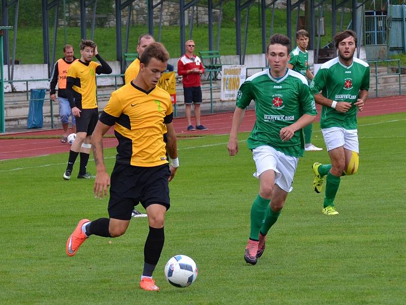 Divize A - 2. kolo: FK Slavoj Český Krumlov (zelené dresy) - FK Olympie Březová 3:0 (1:0).