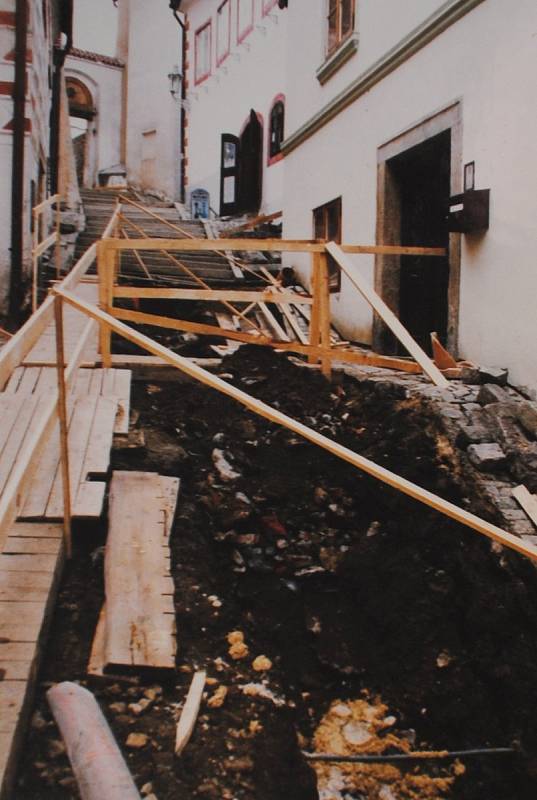 Český Krumlov v roce 1999. Oprava zámeckých schodů.