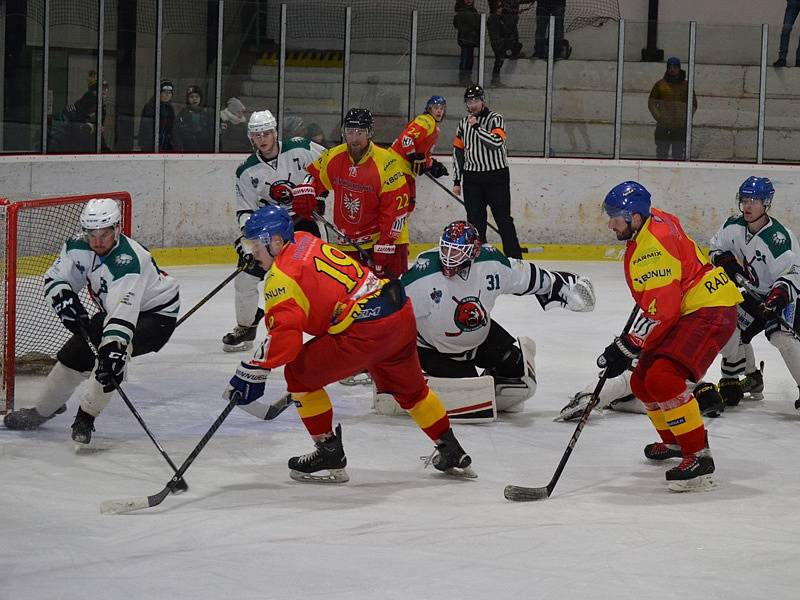 Krajská liga mužů - 23. kolo: HC Slavoj Český Krumlov (bílé dresy) - TJ Sokol Radomyšl 5:3 (1:1, 1:1, 3:1). 