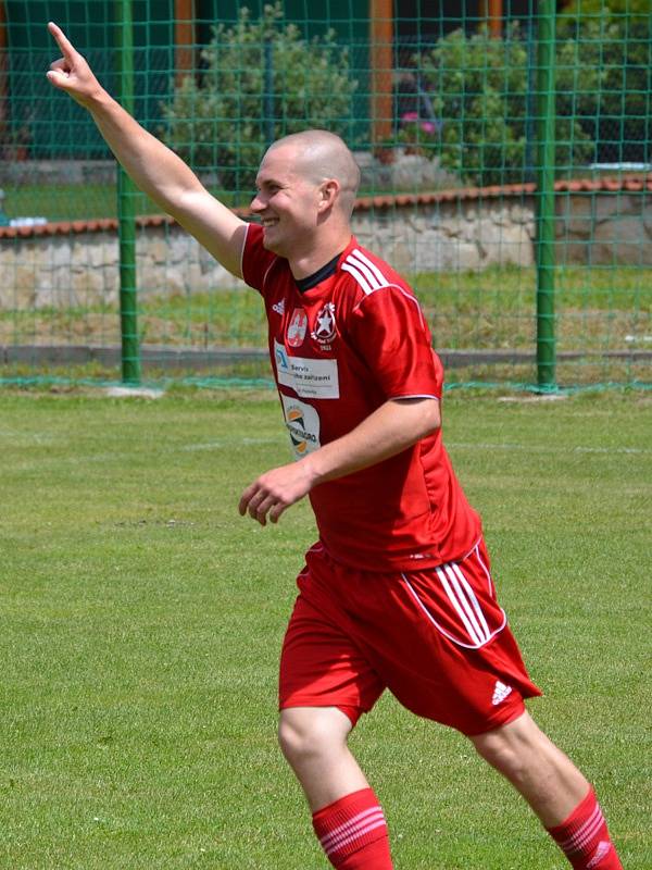 Oblastní I.A třída (skupina A) - 26. kolo: FK Nová Ves / Brloh (zelené dresy) - TJ Týn nad Vltavou 2:9 (2:5).