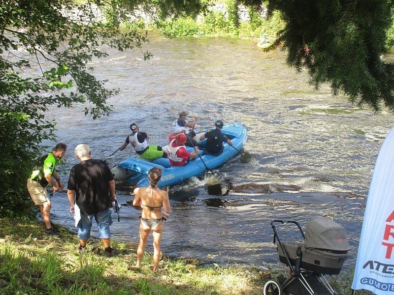 Na divoké vltavské vodě pod lipenskou přehradou je o víkendu živo. Foto: Vlasta Slípková