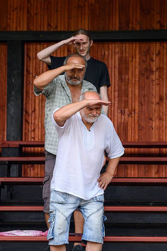 Krumlovské sdružení PRORADOST zkoušelo na stadionu Slavoje spartakiádu.