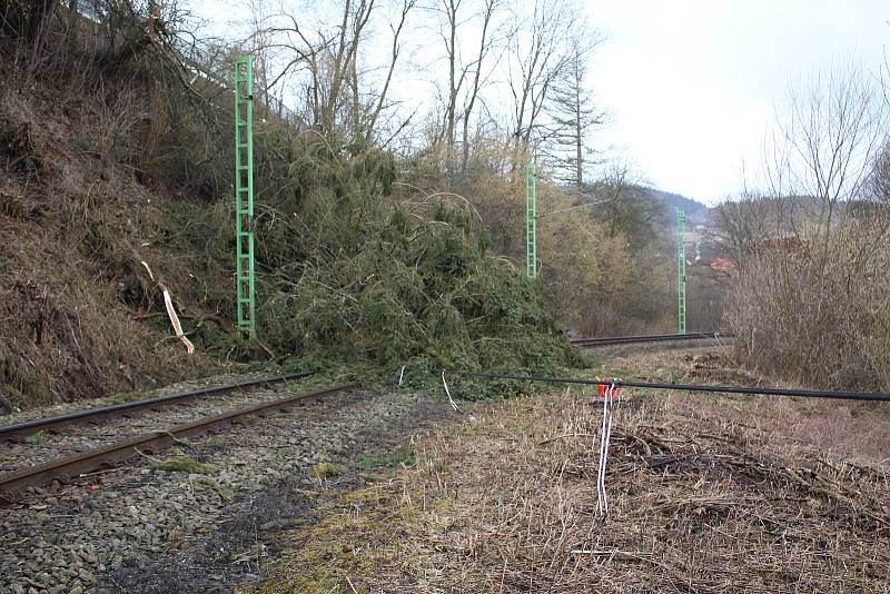 Drážní hasiči likvidují škody na Těchorazu ve Vyšším Brodě na trati z Rybníka do Lipna nad Vltavou.