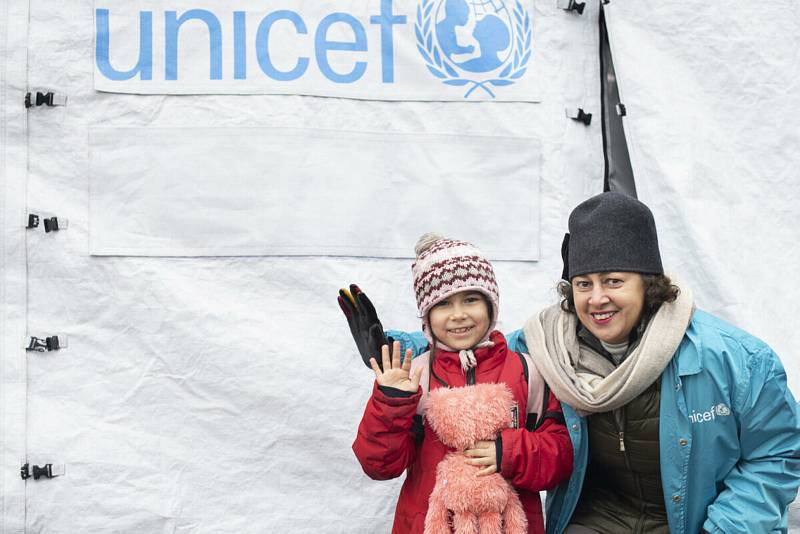 Ředitelka UNICEF v ČR Pavla Gomba v Českém Krumlově a obrázky z Ukrajiny. Foto: archiv Unicef