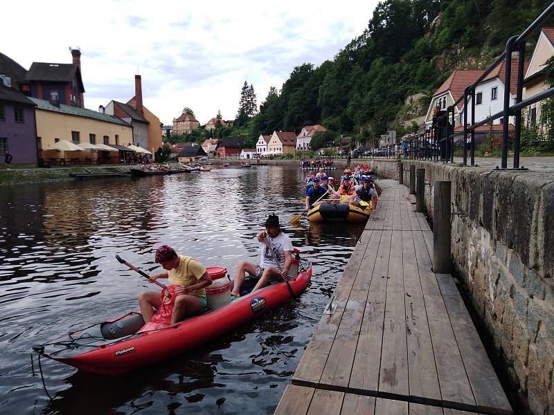 Vodáci na Vltavě v Českém Krumlově.