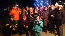V době předvánočního shonu se sešlo u vánočního stromu před kulturním domem 142 Frymburáků, aby spojilo své hlasy v rámci akce Česko zpívá koledy.