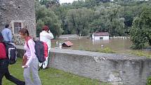 Historické centrum Českého Krumlova během druhé vlny povodně 13. srpna 2002.  Foto: František Lippl