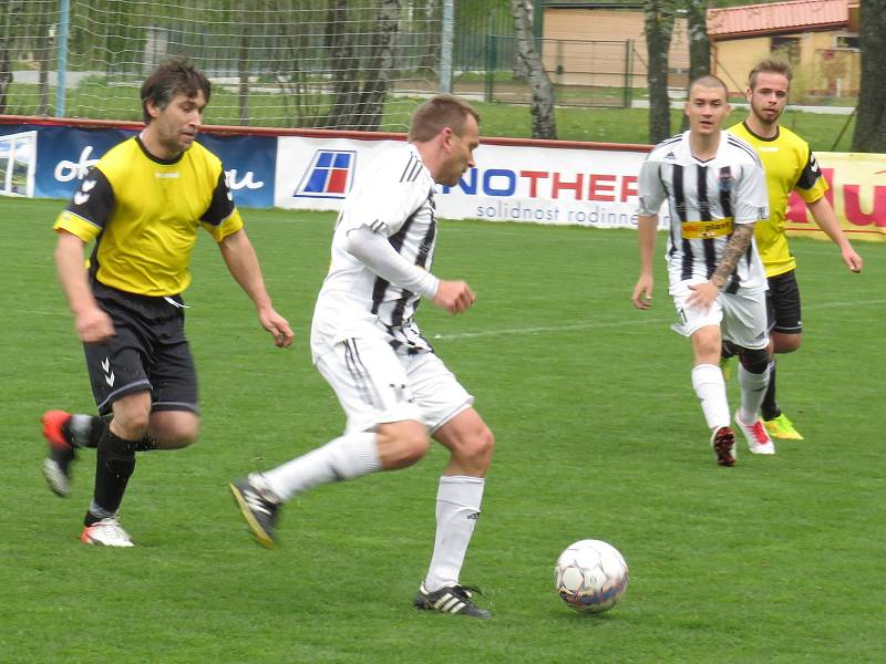 OSM – 15. kolo: FK Spartak Kaplice B (bíločerné dresy) – SKF Rožmberk 9:0 (4:0).