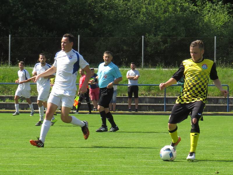 Oblastní I.B třída - 26. kolo: Vltavan Loučovice (bílé dresy) - Spartak Kaplice 1:3 (1:2).