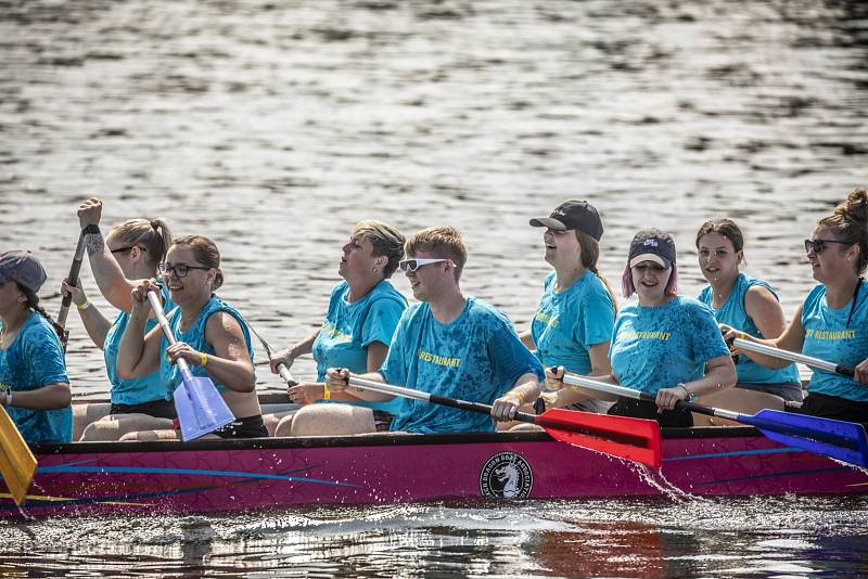 V neděli 15. srpna se hladina nádrže Lipno hemžila dračími loděmi.