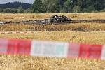 Tragická nehoda ultralehkého letadla se stala v neděli dopoledne nedaleko Prostředních Svinců. Po pádu na strniště letoun vzplál a dvoučlenná osádka zahynula