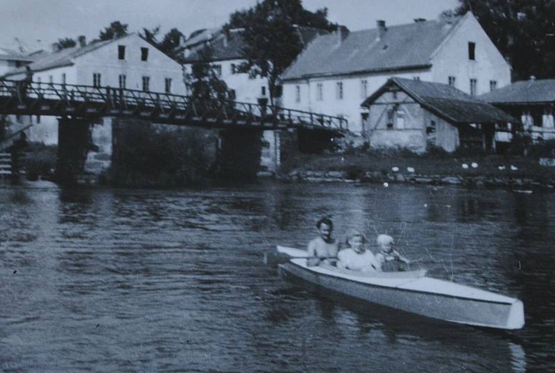 Josef Junek s manželkou Malvínou a dcerou Dagmar, provdanou Krolovou, která ve Frymburku stále žije s manželem Emilem.