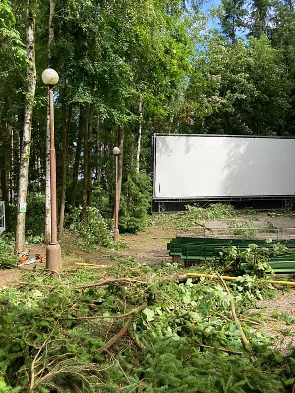 Letní kino v Černé v Pošumaví po středeční bouřce.