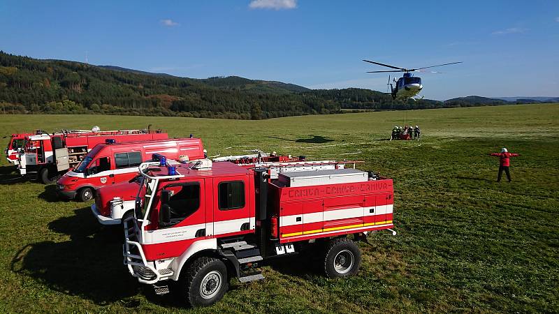 Hasiči z Českého Krumlova a letecká služba policie ČR cvičně hasili u Chvalšin požár lesa.