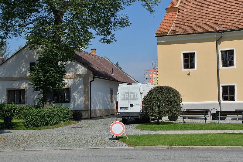 Do konce prázdnin nezaparkují Kapličtí u tamního hřbitova. Dělníci tam pokládají novou dlažbu na místo popraskaného asfaltu.