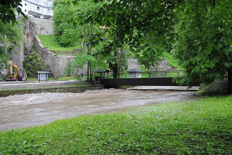 Povodně v Českém Krumlově v roce 2013. Ze břehů se vylila Polečnice, zahrozila i Vltava v centru. Pod vodou skončily hospodské zahrádky i auta.